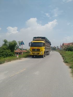 xe quá tải, quá khổ hoạt động trên đê Hữu Hồng.