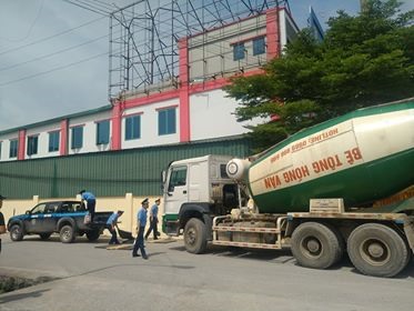 Lực lượng TTGT kiểm tra trọng tải xe sáng 24.7.2019. Ảnh: ĐT