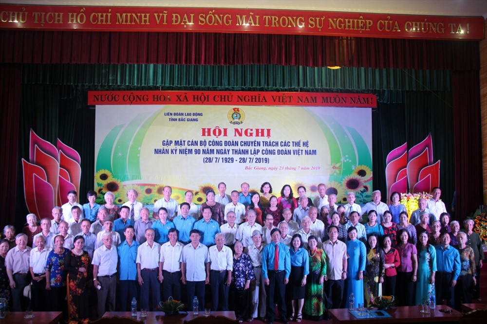 Lãnh đạo Liên đoàn Lao động tỉnh Bắc Giang và Bắc Ninh chụp ảnh lưu niệm cùng các cán bộ công đoàn chuyên trách các thế hệ.