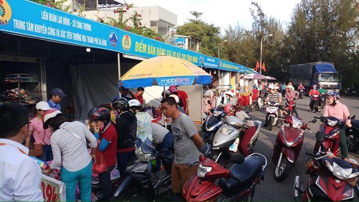 Một điểm bán hàng giá ưu đãi cho công nhân ở khu công nghiệp do LĐLĐ thành phố Đà Nẵng tổ chức. Ảnh: Ngọc Yến