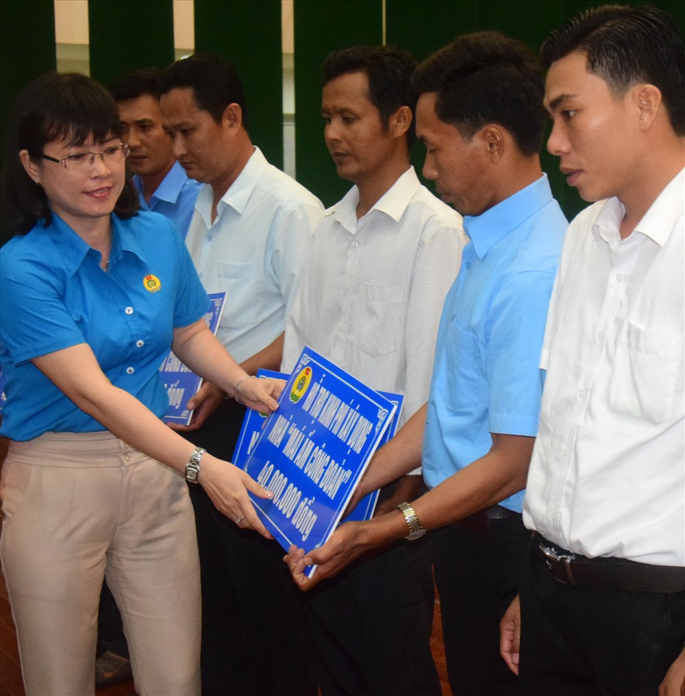 Lãnh đạo LĐLĐ tỉnh Trà Vinh trao tượng trưng mái ấm công đoàn cho đoàn viên và người lao động