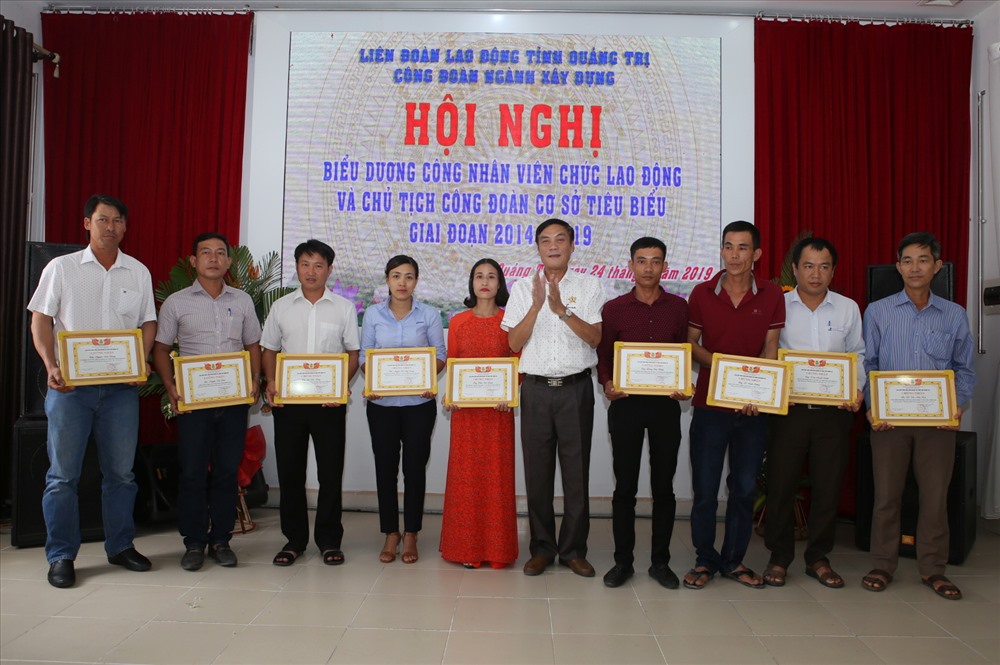 Lãnh đạo Sở Xây dựng tỉnh Quảng Trị biểu dương người lao động có thành tích xuất sắc. Ảnh: HT.