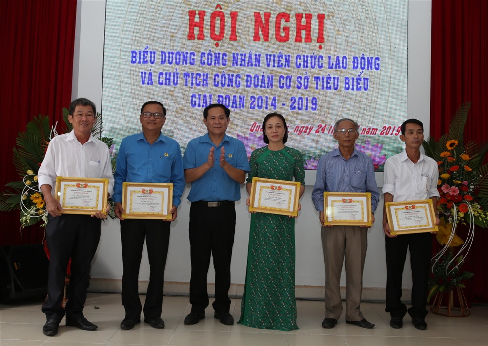Lãnh đạo Công đoàn ngành Công Thương tỉnh Quảng Trị biểu dương Chủ tịch CĐCS có thành tích xuất sắc. Ảnh: HT.