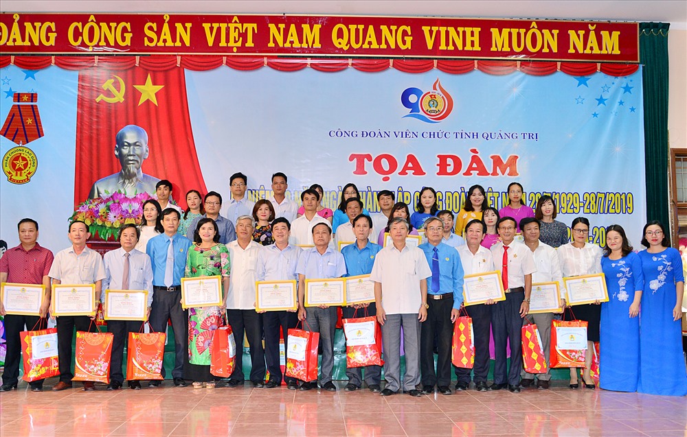 Chủ tịch CĐCS, CBCCVCLĐ tiêu biểu giai đoạn 2014-2019. Ảnh: TH.