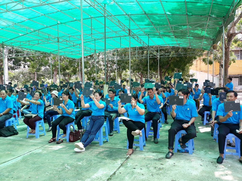 Hội thi cán bộ Công đoàn cơ sở giỏi về kiến thức pháp luật. Ảnh: Hồng Lan