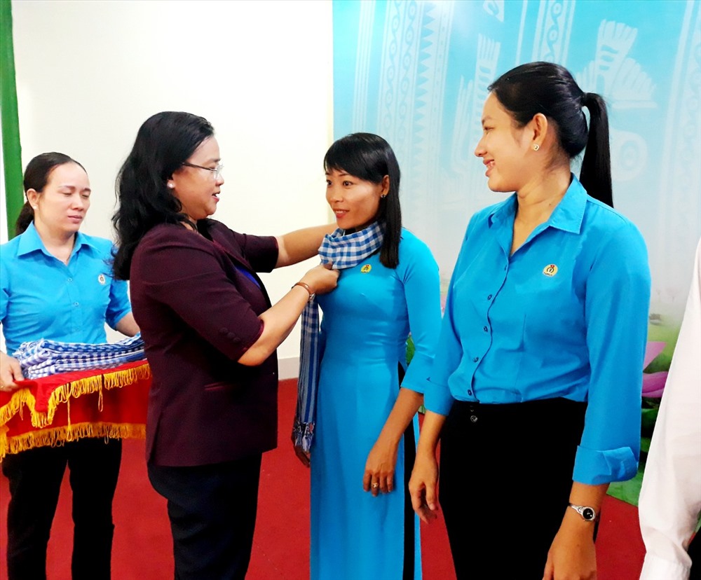 Đồng chí Huỳnh Thị Hoài Thu - Bí thư Huyện ủy, Chủ tịch HĐND huyện Cao Lãnh - trao quà cho đoàn viên. Ảnh: Hồng Lan