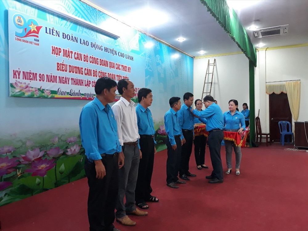 Đồng chí Nguyễn Thanh Nhàn - Phó Chủ tịch LĐLĐ tỉnh Đồng Tháp - tặng kỷ niệm chương “Vì sự nghiệp Công đoàn“. Ảnh: Hồng Lan