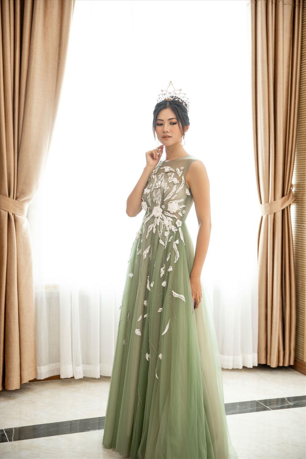 Hoa khôi Vũ Hương Giang tự tin khi làm giám khảo chương trình “Miss and Mister Future 2019“. Ảnh: NVCC.
