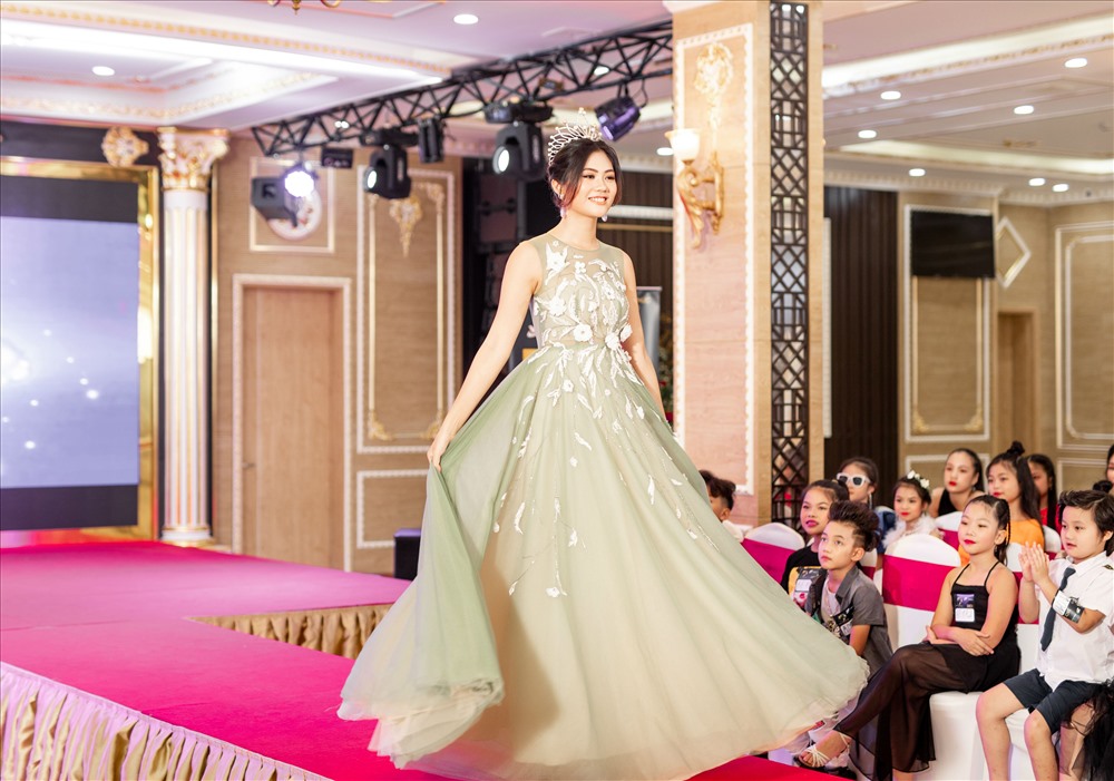 Người đẹp nhiệt tình thị phạm catwalk cho các thí sinh ngay trên sân khấu.