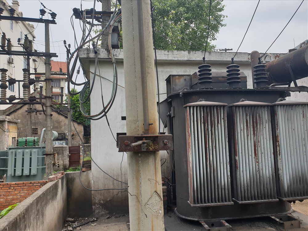 Những trạm biến thế cũ, đã xuống cấp ở phố Đa Hội. Ảnh: Phạm Đông.
