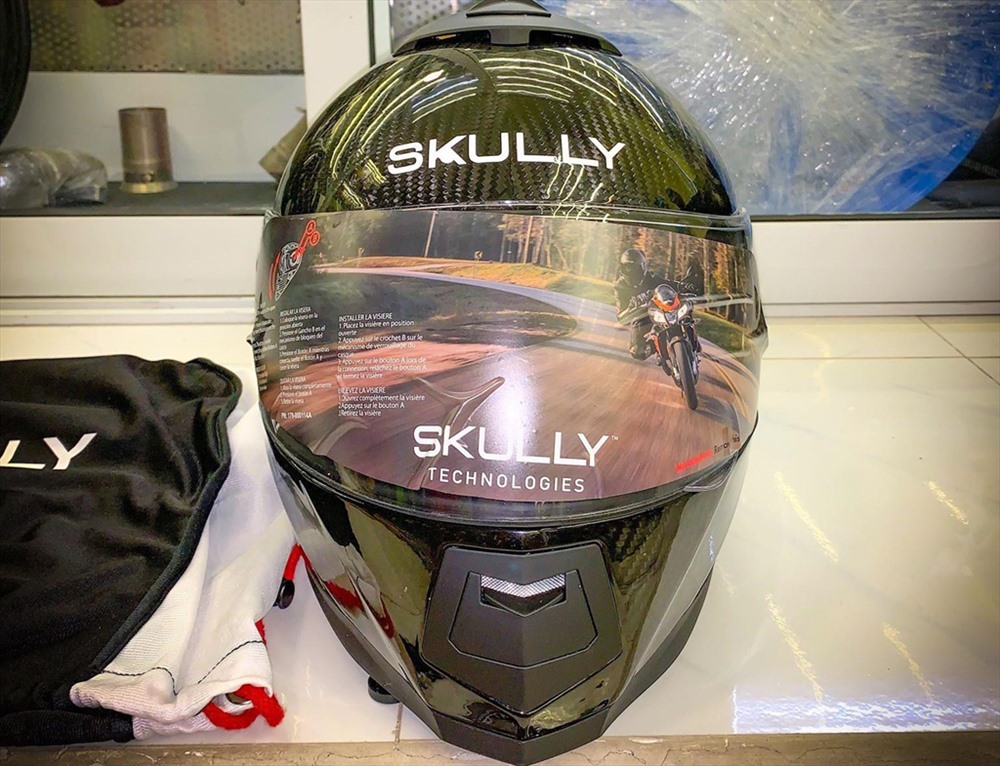 Có mặt trên thị trường vào tháng 9/2018, Skully Fenix AR được đánh giá là một trong những mũ bảo hiểm thông minh nhất thế giới. Nếu một số dòng mũ cả đầu (fullface) hiện nay được trang bị tai nghe bluetooth hay camera hành trình đã có giá ngất ngưởng thì Skully Fenix AR còn sở hữu nhiều hơn thế.