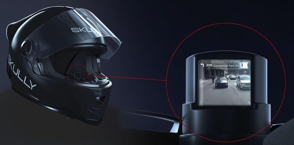 Chiếc mũ này được trang bị camera hành trình phía trước cho phép quay video với độ phân giải HD 720p. Không chỉ có vậy, chiếc mũ này còn được camera sau với góc nhìn siêu rộng. Camera sau này được gắn vào ngay sau đuôi gió của chiếc mũ giúp người đội không phải thao tác quay đầu về sau để quan sát.