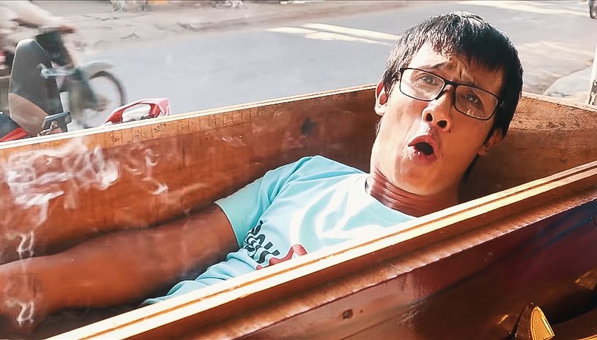 Nam thanh niên chui vào quan tài nằm để làm video. Ảnh cắt từ video.