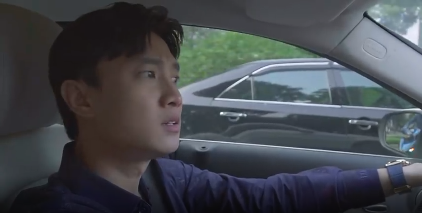 Vũ khó chịu khi thấy Dũng thân mật với Anh Thư. Ảnh cắt từ clip