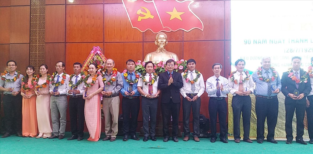 LĐLĐ huyện Duy Xuyên biểu dương các cán bộ CĐ tiêu biểu.