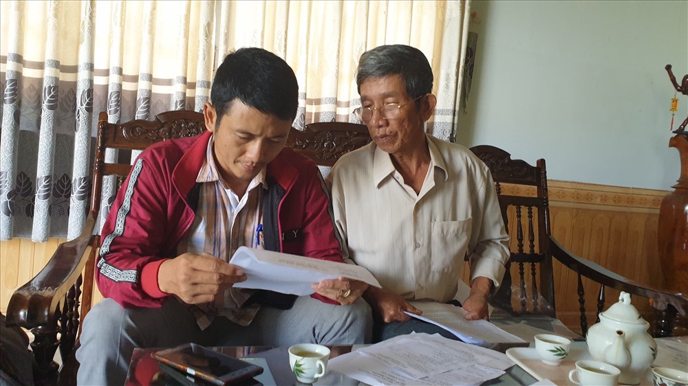 Ông Đỗ Thế Hùng - bên phải ảnh, 23 năm qua vẫn mong mỏi đươc cấp sổ đỏ. Ảnh: HL