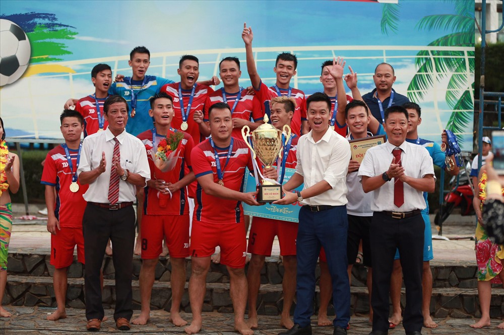 Khánh Hòa nhận chức vô địch sau khi đánh bại Đà Nẵng ở trận chung kết. Còn HLV Mai Văn Đức của Đà Nẵng thì xua quân bỏ về, từ chối nhận danh hiệu á quân của giải. Ảnh: T.P