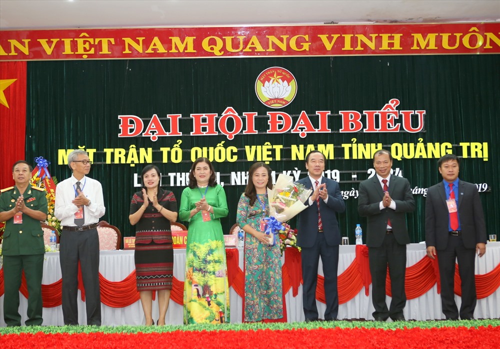 Lãnh đạo Ủy ban Trung ương MTTQVN tặng quà và hoa cho lãnh đạo MTTQVN tỉnh Quảng Trị. Ảnh: Hưng Thơ.