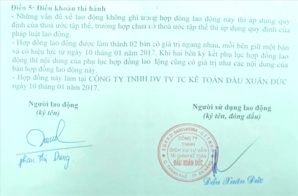 Hợp đồng ký kết của bà Dung với Công ty TNHH Dịch vụ Tư vấn tài chính kế toán Đầu Xuân Đức. Ảnh: Lê Phi Long