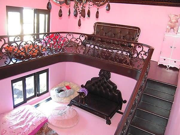 Căn biệt thự hai tầng, sơn màu hồng và thiết kế theo phong cách kiến trúc Tây Ban Nha. Ảnh: Instagram
