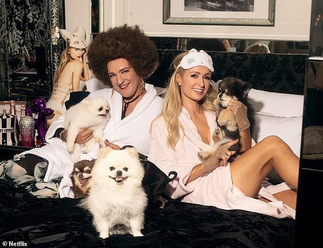Paris Hilton và đàn chó cưng trong buổi chụp hình. Ảnh: Instagram