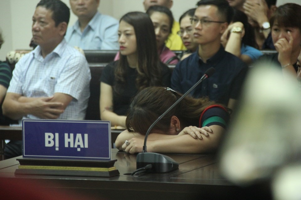 Chị Nghiêm Thúy Nga gục khóc tại tòa.