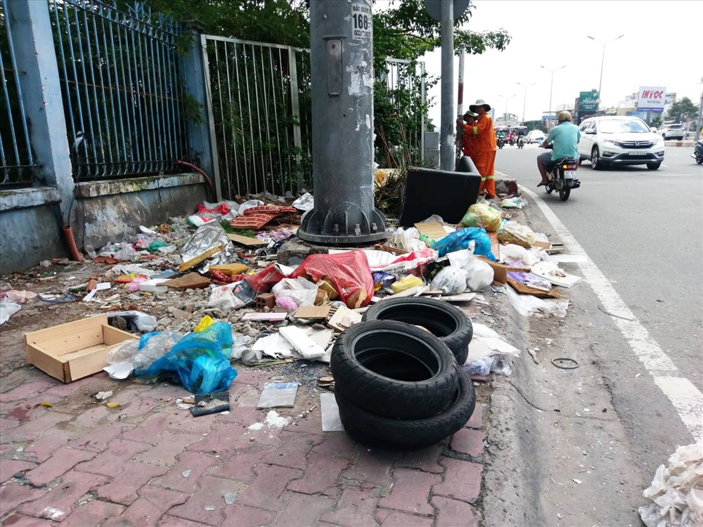 Các loại rác thải vứt vương vãi ở đầu cầu Điện Biên Phủ (quận 1). Ảnh: M.Q