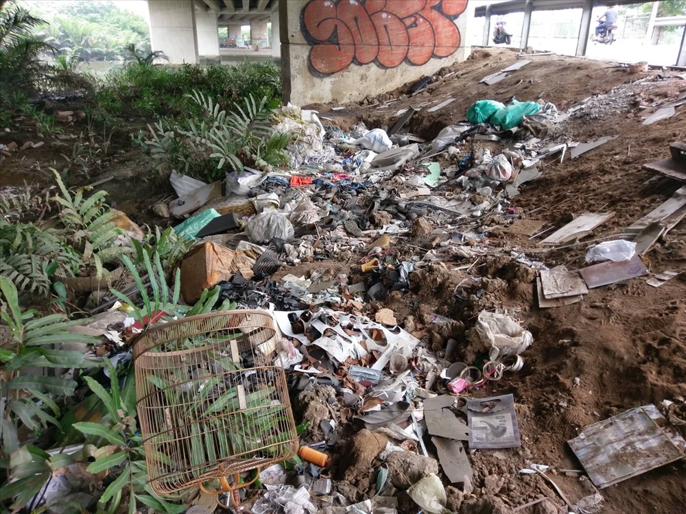 Rác ngập ngụa dưới chân cầu Phú Mỹ, P.Phú Thuận (quận 7). Ảnh: M.Q