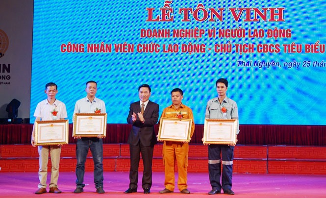 Đồng chí Vũ Hồng Bắc, Phó Bí thư Tỉnh ủy, Chủ tịch UBND tỉnh trao Bằng khen của Thủ tướng Chính phủ cho 4 CNVCLĐ có thành tích xuất sắc. Ảnh: K.Huyền