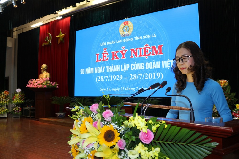 Đồng chí Hoàng Ngân Hoàn - Chủ tịch Liên đoàn Lao động tỉnh phát biểu tại buổi lễ. Ảnh: M.Hải