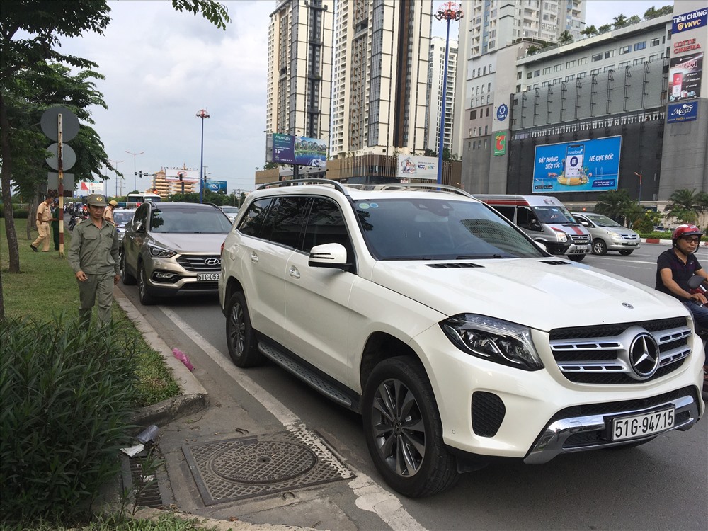 Tài xế bỏ lại xe tiền tỉ và rời hiện trường, không hợp tác với CSGT. Ảnh: Anh Tú