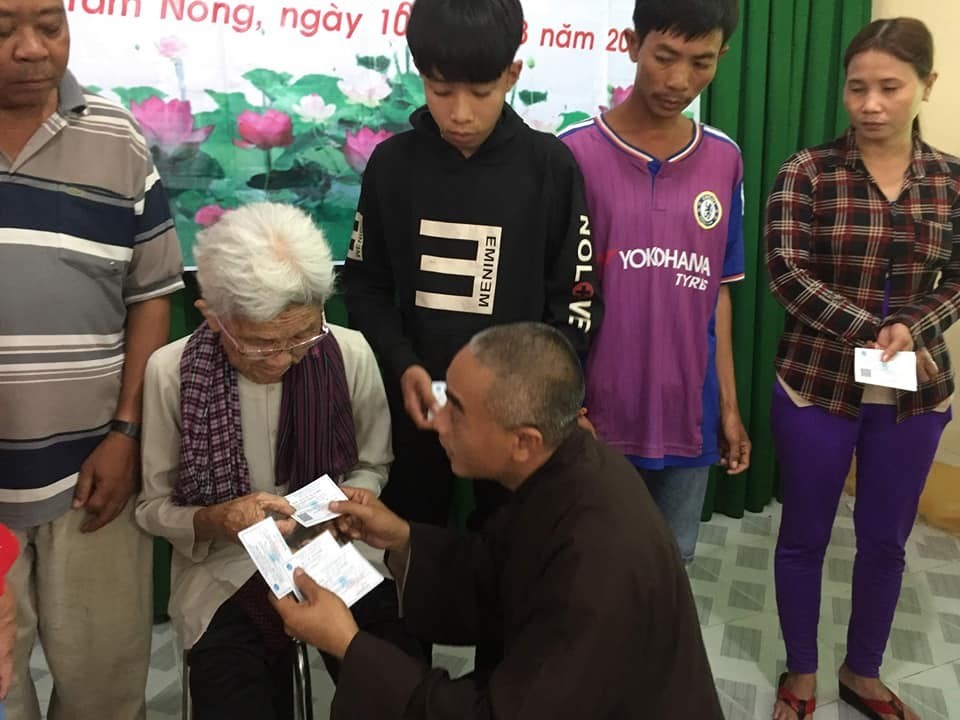 Tặng thẻ BHYT cho bà con có hoàn cảnh khó khăn - Ảnh: K.N Tặng thẻ BHYT cho bà con có hoàn cảnh khó khăn - Ảnh: K.N