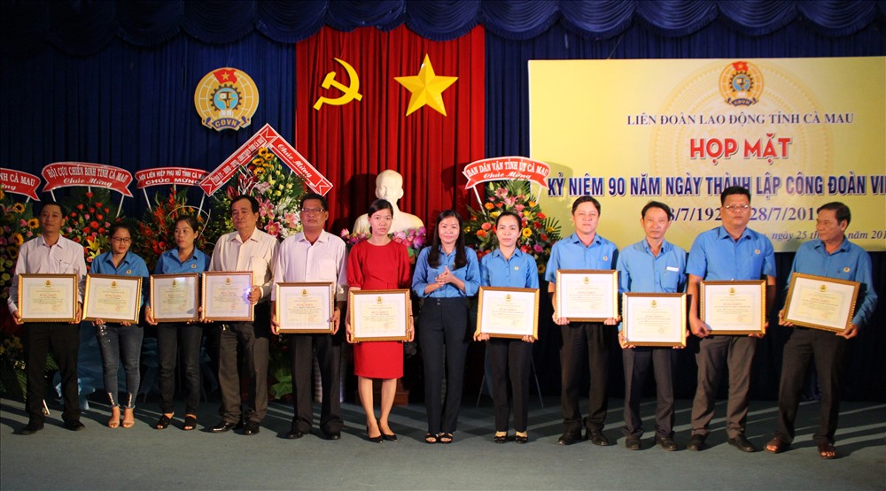 Phó chủ tịch LĐLĐ Cà Mau Lưu Thị Bích Ly trao bằng khen cho các tập thể cá nhân đạt giải cuộc thi viết cảm nhận của cán bộ, đoàn viên công đoàn về tổ chức công đoàn Việt Nam (ảnh Thiệu Vũ)