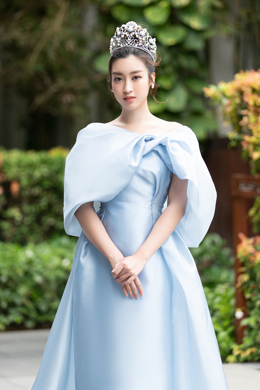 Đỗ Mỹ Linh đội vương miện Hoa hậu Việt Nam 2016 nhưng vẫn không quên hài hước “so bì” với chiếc vương miện Miss World Việt Nam. Ảnh: MWVN.