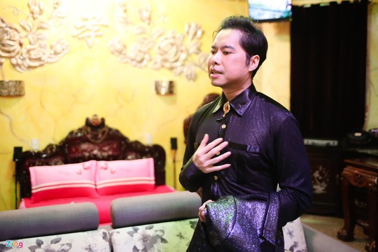 Anh cũng tiết lộ trong phòng có két sắt nhưng rất ít khi có tiền, bởi hầu hết anh đều đưa cho mẹ giữ. Trên đầu giường, anh khắc chữ “Hiếu” mạ vàng như lời nhắc nhở bản thân luôn ghi nhớ công ơn cha mẹ.