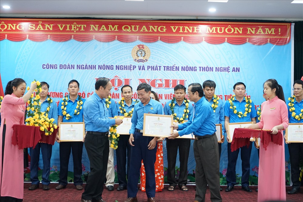Lãnh đạo công đoàn Nghệ An và ngành Nông nghiệp tôn vinh cán bộ công đoàn tiêu biểu. Ảnh: PV