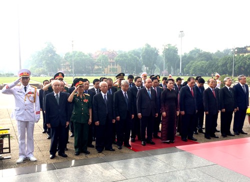 Lãnh đạo Đảng, Nhà nước vào Lăng viếng Chủ tịch Hồ Chí Minh. Ảnh: VGP/Nguyễn Hoàng