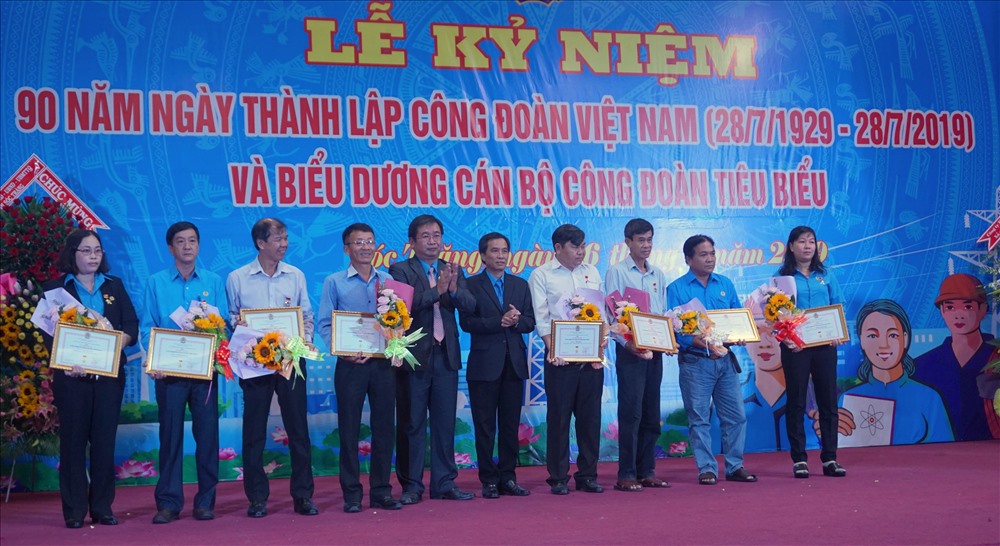 Trao Kỷ niệm chương của Đoàn chủ tịch Tổng LĐLĐ Việt Nam cho các đồng chí có nhiều đóng góp sự nghiệp tổ chức Công đoàn Việt Nam (ảnh Nhật Hồ)