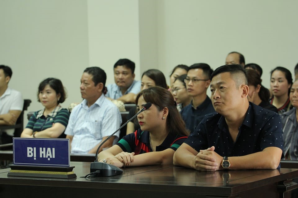 Chị Nghiêm Thúy Nga và chồng tại tòa.