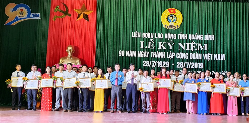 Ông Trần Thắng - Phó Bí thư Thường trực Tỉnh ủy và Chủ tịch LĐLĐ Quảng Bình Nguyễn Lương Bình trao thưởng cho 50 đoàn viên, NLĐ tiêu biểu. Ảnh: Lê Phi Long