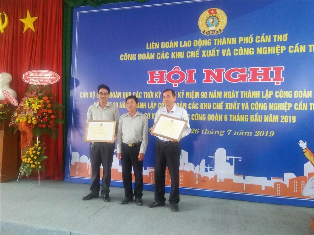 ông Nguyễn Hoàng Kịch - chánh văn phòng LĐLĐ TP Cần Thơ trao bằng khen cho cán bộ CĐCS có thành tích xuất sắc. ảnh: Thành Nhân