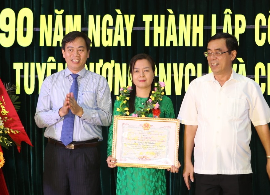 Đồng chí Nguyễn Đăng Quang, Phó Bí thư Thường trực Tỉnh ủy (bìa trái ảnh) và đồng chí Nguyễn Đức Chính, Phó Bí thư Tỉnh ủy, Chủ tịch UBND tỉnh (bìa phải ảnh) tặng bằng khen cho Chủ tịch CĐCS tiêu biểu. Ảnh: Hưng Thơ.