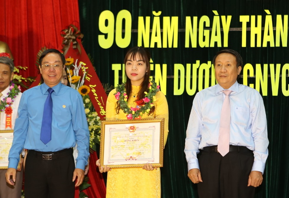 Đồng chí Hà Sỹ Đồng- Phó Chủ tịch UBND tỉnh Quảng Trị (bìa phải ảnh) và đồng chí Nguyễn Thế Lập - Chủ tịch LĐLĐ tỉnh Quảng Trị (bìa trái ảnh) tặng bằng khen cho Chủ tịch CĐCS tiêu biểu. Ảnh: Hưng Thơ.