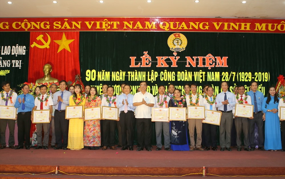 30 Chủ tịch CĐCS tiêu biểu được nhận hoa và bằng khen. Ảnh: Hưng Thơ.