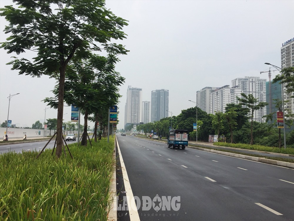 Theo ghi nhận của PV vào sáng ngày 26.7, đầu tuyến đường không có biển tên đường. Ảnh: Phan Anh