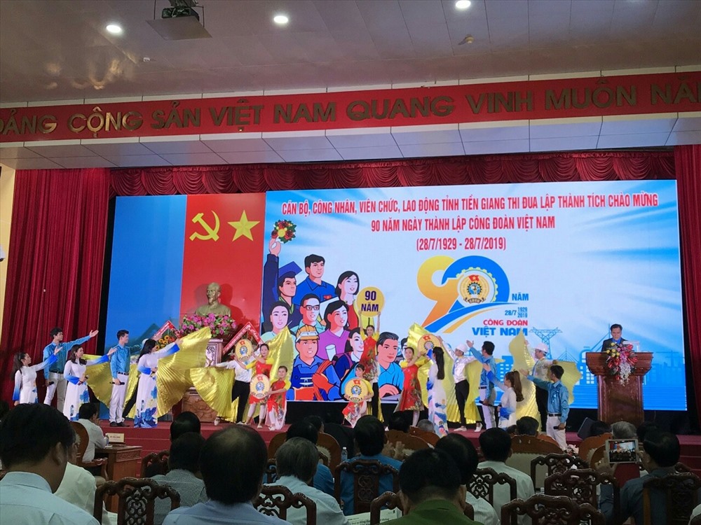 CNLĐ hát múa kỷ niệm Ngày thành lập CĐVN. Ảnh: Kỳ Quan