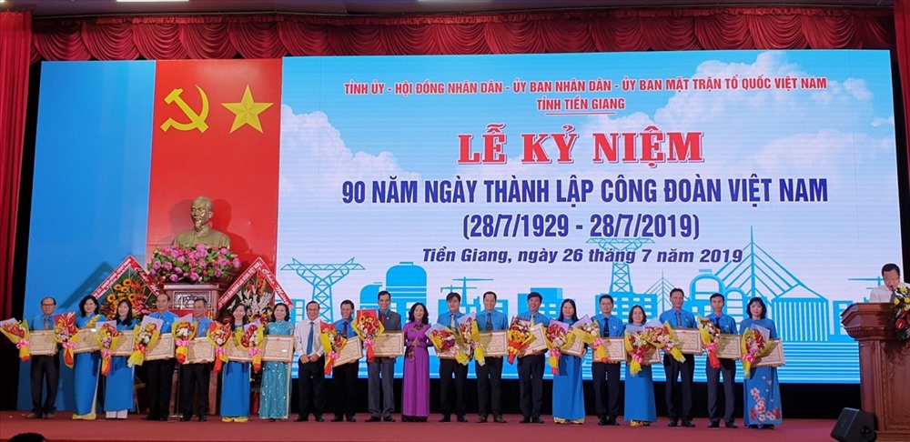Khen thưởng tại lễ kỷ niệm. Ảnh: Kỳ Quan