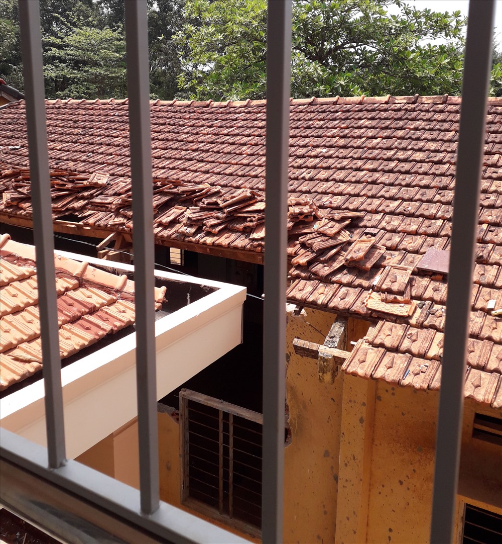 Khu vực nhà vệ sinh lợp mái ngói nằm độc lập dưới đất, đằng sau dãy nhà trệt. Ảnh: C.H