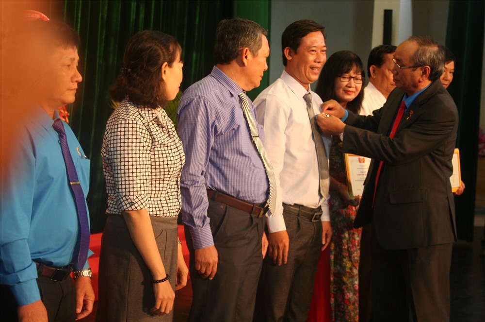 Lãnh đạo LĐLĐ tỉnh trao kỉ niệm chương vì sự nghiệp xây dựng tổ chức công đoàn do Tổng LĐLĐ Việt Nam trao tặng cho các cá nhận có nhiều cống hiến.