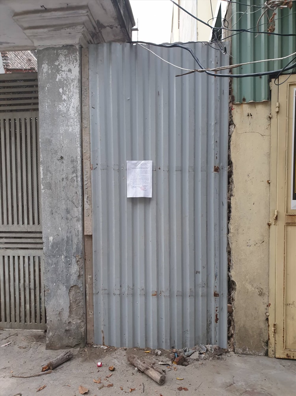 Phần diện tích ngõ đi chung đã được rào kín.